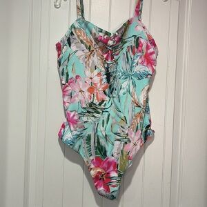 Coastal Waves Women’s Swimsuit Size 3X.